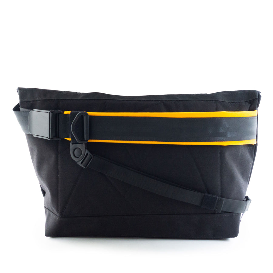 Bicycle Messenger Bag made by Wonder Goods. Backside in black and yellow with a sternum strap 