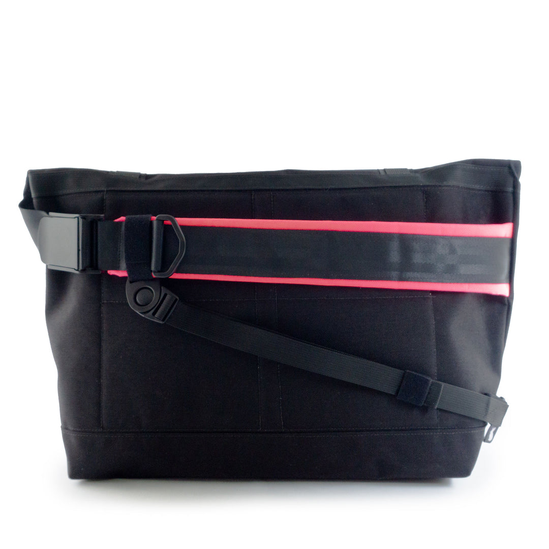 Bicycle Messenger Bag made by Wonder Goods. Backside in black and neon pink with a sternum strap 